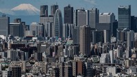 Gunung Fuji terlihat di belakang gedung-gedung pencakar langit di kawasan Shinjuku, Jepang, Rabu (24/5/2023).