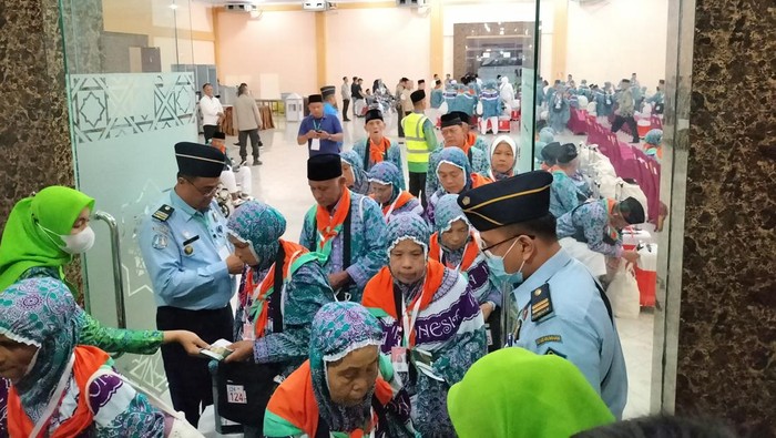 Petugas Imigrasi Medan memeriksa dokumen para jemaah. (Foto: Dok  Imigrasi Medan)