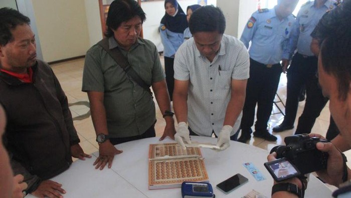 Petugas Lapas Pemuda Madiun memeriksa Mushaf Alquran Utsmani yang dibawa PWG untuk menyelundupkan narkotika jenis sabu seberat 14,98 gram (ANTARA/HO-Humas Kemenkumham Jatim)