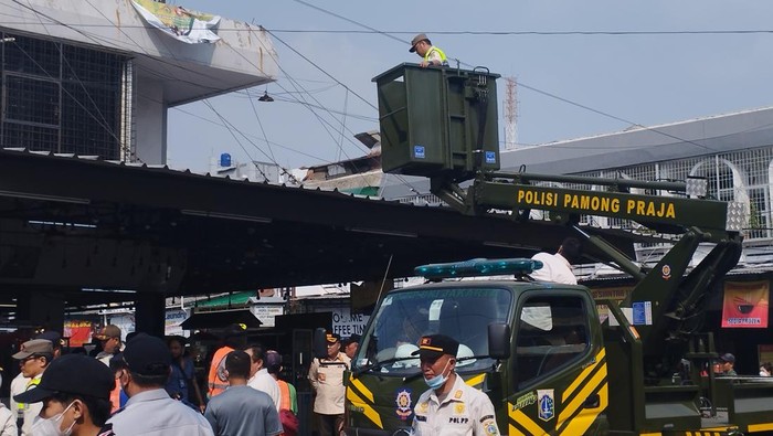 Petugas mulai bongkar ruko makan jalan di Pluit (Brigitta-detikcom)