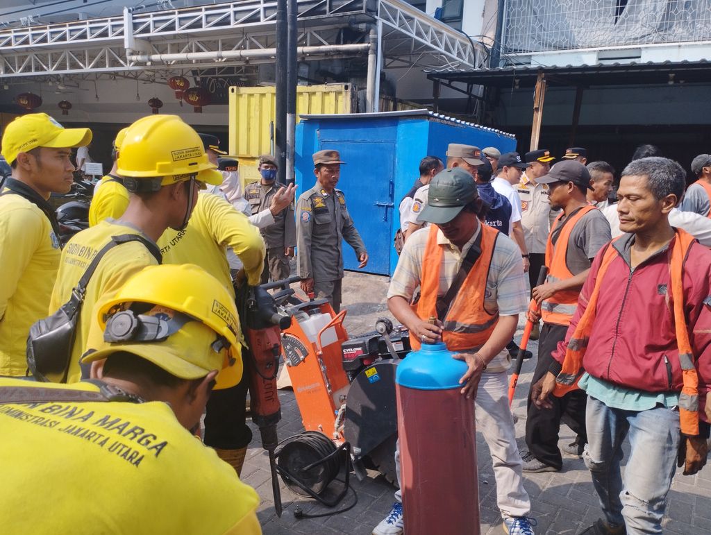 Petugas mulai bongkar ruko 'makan' jalan di Pluit (Brigitta-detikcom)