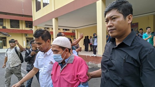 Pimpinan Ponpes berinisial HSN diduga melakukan kekerasan seksual kepada puluhan santriwati. Ia ditangkap di Polda NTB, Selasa (23/5/2023).
