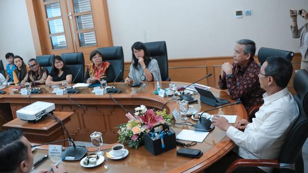 Pj Gubernur DKI Jakarta Heru Budi Hartono bertemu dengan Sekjen Kemlu RI Cecep Herawan untuk mematangkan persiapan KTT ASEAN. Diketahui, rangkaian KTT ASEAN akan dilanjutkan di Jakarta usai pelaksanaannya di Labuan Bajo pada Mei lalu (dok Pemprov DKI)