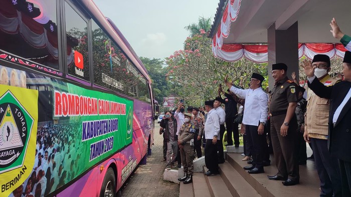 Plt Bupati Bogor lepas para jemaah haji (Rizky-detikcom)