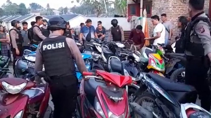 Polisi mengamankan sepeda motor saat gerebek gudang penadah curanmor di Sei Mencirim. (Foto: Istimewa)