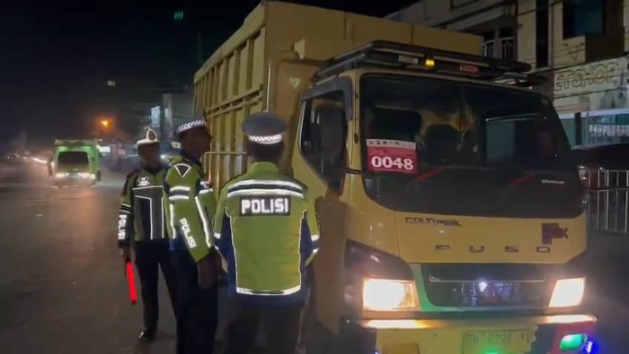 Polisi menilang truk batu bara dengan nomor pelat luar Jambi. (Foto: Istimewa)
