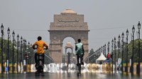 Sebuah fatamorgana dapat dilihat pada hari musim panas yang terik di Jalan Kartavya, sebelumnya dikenal sebagai Rajpath, di depan Gerbang India, di New Delhi, India pada 22 Mei 2023. India tengah menghadapi gelombang panas di berbagai bagian negara dalam beberapa hari terakhir. Kabir Jhangiani/NurPhoto/Getty Images  