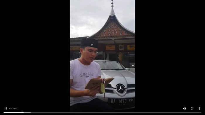Potret Aldi Taher Ngaji di Tempat Makan hingga Makan Durian