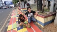 Jalan-jalan ke Lampung, Aldi Taher mencicipi durian khas di sana. Ia tak ragu menyantap durian langsung di pinggir jalan.