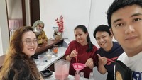 Sambil membawa Alquran untuk mengaji, Aldi Taher sempatkan foto dulu dengan teman-temannya di Bali. Terlihat ia mampir ke kafe yang menjual smoothies strawberry.
