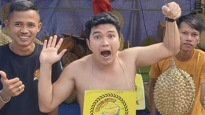 Potret Aldi Taher Ngaji di Tempat Makan hingga Makan Durian