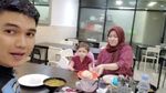 Potret Aldi Taher Ngaji di Tempat Makan hingga Makan Durian