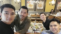 Kongkow, tulis ayah 1 anak ini di keterangan foto. Tampak ia makan bersama di warung spesialis iga dengan Rian Ibram dan teman-temannya yang lain.