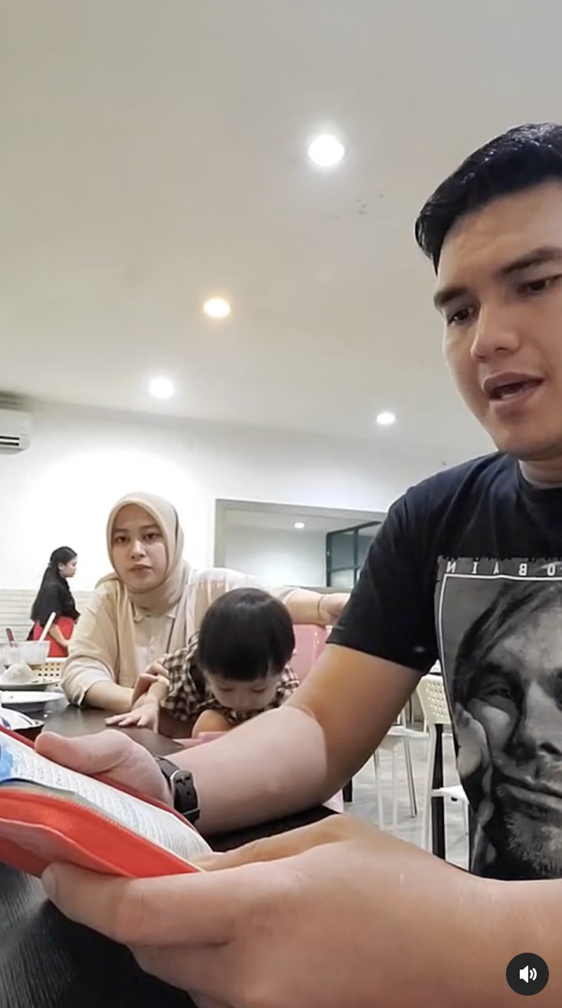 Potret Aldi Taher Ngaji di Tempat Makan hingga Makan Durian