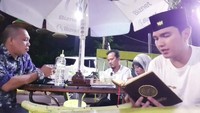 Saat beberapa temannya asyik makan, Aldi Taher tak segan mengaji. Ia rajin mengajak warganet untuk ngaji kapanpun dan dimanapun.
