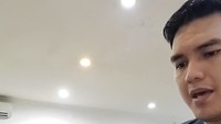 Bersama istri dan anaknya, Aldi Taher terlihat sedang makan di restoran. Di sela-sela waktu tersebut, ia pilih melafalkan surat Al Ahzab ayat 7-15.