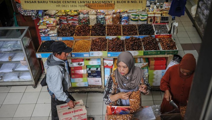 Potret Penjualan Oleh-oleh Haji Laris Manis Pedagang melayani seorang pembeli di pusat penjualan oleh-oleh haji di Pasar Baru, Bandung, Jawa Barat, Rabu (24/5/2023). Pedagang menyatakan, rata-rata pedagang di pusat penjualan oleh-oleh haji dan umrah di Pasar Baru Bandung pada tahun ini mengalami peningkatan penjualan sebanyak 30 persen atau sekitar Rp30 juta perhari dibandingkan dengan tahun lalu. ANTARA FOTO/Raisan Al Farisi/foc.