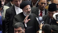 Kedatangan Seyyed Ebrahim itu disambut Imam Besar Masjid Istiqlal Nasaruddin Umar serta jajaran pengurus masjid lainnya. Seyyed terlihat menggunakan pakaian jubah hitam serta serban yang juga berwarna hitam di kepalanya.  