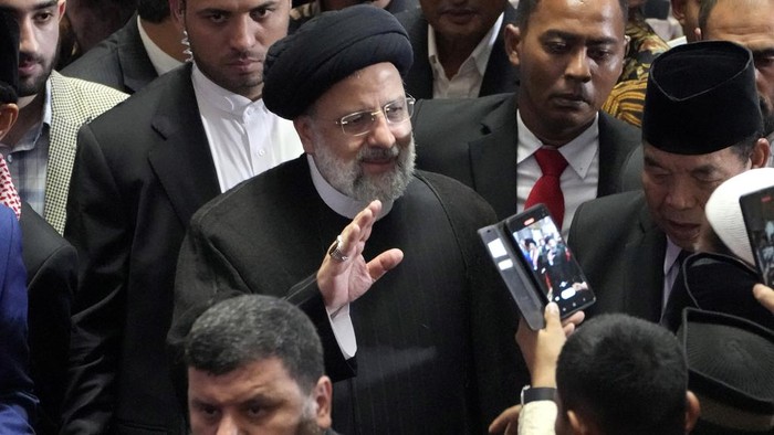 Potret Presiden Iran Salat Berjemaah di Masjid Istiqlal Iranian President Ebrahim Raisi performs a mid-day prayer at Istiqlal Mosque in Jakarta, Indonesia, Wednesday, May 24, 2023. Raisi is in Indonesia on a two-day visit aimed at strengthening economic ties between the two Muslim-majority nations amid heightened global geopolitical tensions. (AP Photo/Dita Alangkara)