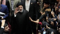 Kedatangan Seyyed Ebrahim di lantai utama Masjid Istiqlal itu disambut jemaah yang sudah berada di lokasi. Tidak sedikit dari mereka mengabadikan momennya dengan handphone saat Seyyed Ebrahim lewat.  