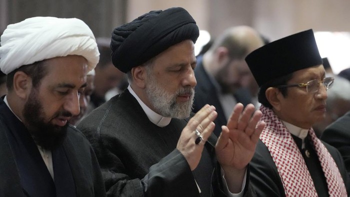 Potret Presiden Iran Salat Berjemaah di Masjid Istiqlal Iranian President Ebrahim Raisi performs a mid-day prayer at Istiqlal Mosque in Jakarta, Indonesia, Wednesday, May 24, 2023. Raisi is in Indonesia on a two-day visit aimed at strengthening economic ties between the two Muslim-majority nations amid heightened global geopolitical tensions. (AP Photo/Dita Alangkara)