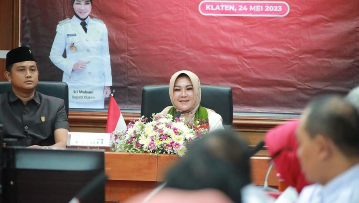 Bupati Klaten Sri Mulyani saat rakor tim verifikasi kabupaten layak anak 2023