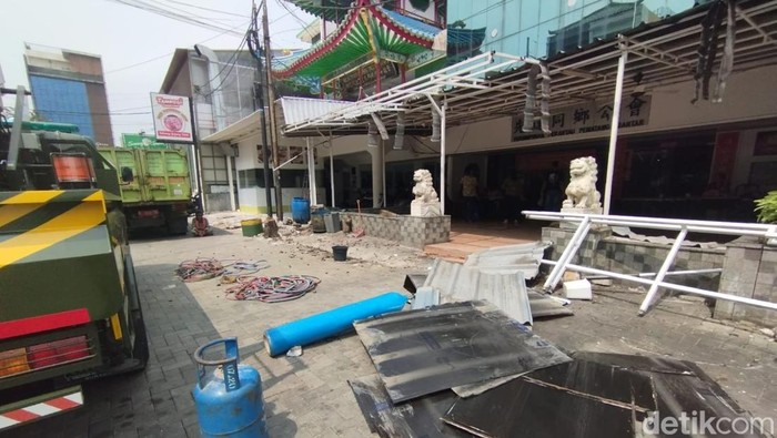Proses pembongkaran ruko yang memakan badan jalan di Pluit, Jakarta Utara
