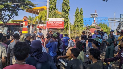 Puluhan warga menggeruduk kantor PT Indonesia Power PLTU Jeranjang di Kecamatan Gerung, Lombok Barat, Nusa Tenggara Timur (NTB), Rabu (24/3/2023).