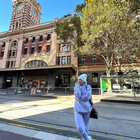 Sehari-hari Putri Anne terbiasa tampil tertutup dan menggunakan hija pashmina dalam berbagai kesempatan. Kali ini, ketika liburan ke Australia Putri Anne tidak menggunakan hijab dan lebih memilih memakai beanie hat untuk menutupi bagian rambut. Foto: Dok. Instagram @anneofficial1990.