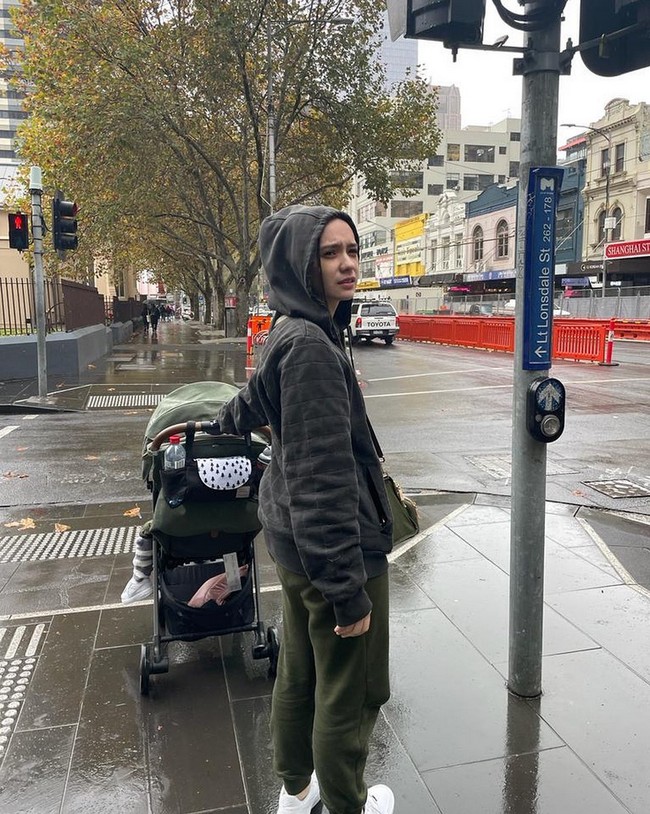 Putri Anne mendadak jadi perbincangan warganet di media sosial karena mengunggah foto di Instagramnya ketika liburan ke Australia. Dia terlihat tidak mengenakan hijab. Dalam foto unggahannya, dia tampak mengenakan jaket dan bagian atas kepalanya tidak memakai hijab. Dont judge my jacket, its been w me since 2007, tulis Putri Anne. Dia berpose sambil memegang stroller. Foto: Dok. Instagram @anneofficial1990.