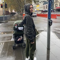 Putri Anne mendadak jadi perbincangan warganet di media sosial karena mengunggah foto di Instagramnya ketika liburan ke Australia. Dia terlihat tidak mengenakan hijab. Dalam foto unggahannya, dia tampak mengenakan jaket dan bagian atas kepalanya tidak memakai hijab. Dont judge my jacket, its been w me since 2007, tulis Putri Anne. Dia berpose sambil memegang stroller. Foto: Dok. Instagram @anneofficial1990.