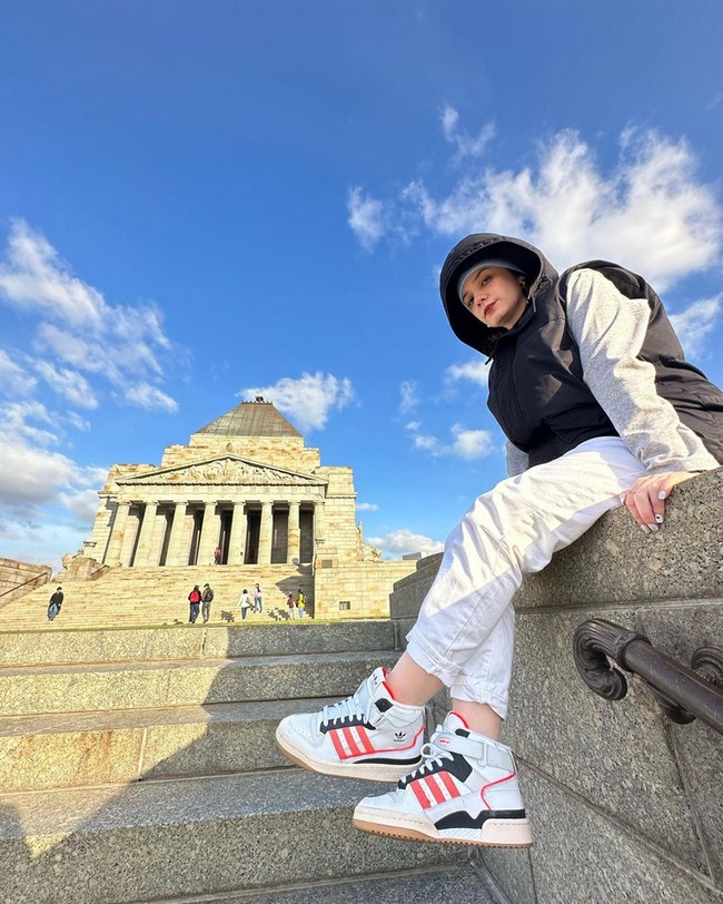 Putri Anne berpose di depan museum dan monumen pahlawan Australia: Shrine of Remembrance. Dia tampil casual dengan sneakers dan beanie hat rajut dan vest yang terdapat kupluk di bagian kepala.  Foto: Dok. Instagram @anneofficial1990.