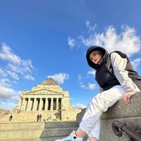 Putri Anne berpose di depan museum dan monumen pahlawan Australia: Shrine of Remembrance. Dia tampil casual dengan sneakers dan beanie hat rajut dan vest yang terdapat kupluk di bagian kepala.  Foto: Dok. Instagram @anneofficial1990.