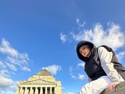 8 Foto Putri Anne Tanpa Hijab Saat Liburan, Istri Arya Saloka Gaya Pakai Topi