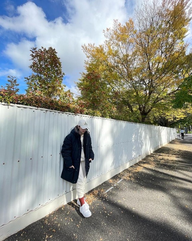 Selain menggunakan beanie hat, pemain FTV dan serial televisi ini memakai topi untuk menutupi bagian rambut. Dalam foto ini, Putri Anne mengenakan topi putih sehingga bagian telinga dan rambutnya terlihat.  Foto: Dok. Instagram @anneofficial1990.