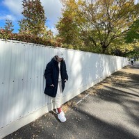 Selain menggunakan beanie hat, pemain FTV dan serial televisi ini memakai topi untuk menutupi bagian rambut. Dalam foto ini, Putri Anne mengenakan topi putih sehingga bagian telinga dan rambutnya terlihat.  Foto: Dok. Instagram @anneofficial1990.