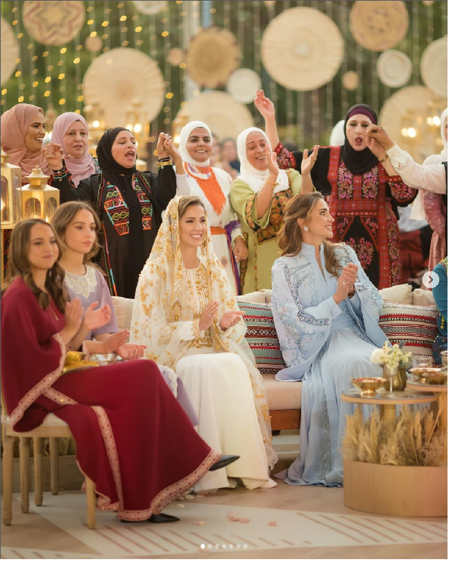 Pernikahan Pangeran Hussein dan Rajwa Alseif rencananya digelar pada 1 Juni 2023. Jelang pernikahan itu, Rajwa mengikuti acara malam henna di Madareb Bani Hashem, Royal Hashemite Court, Yordania pada Senin (22/5/2023). Foto: Dok. Instagram queenrania