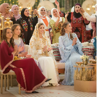 Pernikahan Pangeran Hussein dan Rajwa Alseif rencananya digelar pada 1 Juni 2023. Jelang pernikahan itu, Rajwa mengikuti acara malam henna di Madareb Bani Hashem, Royal Hashemite Court, Yordania pada Senin (22/5/2023). Foto: Dok. Instagram queenrania