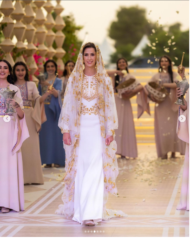 Pada acara henna night ini Rajwa Al Saif tampil cantik memesona memakai dress dan veil rancangan desainer Arab Saudi, Honayda Serafi. Seperti dikutip Vogue, Serafi mengatakan dalam membuat busana untuk henna night calon istri Pangeran Yordania itu dia memadukan dua budaya yaitu Yordania dan Arab Saudi. Foto: Dok. Instagram queenrania