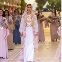 Pada acara henna night ini Rajwa Al Saif tampil cantik memesona memakai dress dan veil rancangan desainer Arab Saudi, Honayda Serafi. Seperti dikutip Vogue, Serafi mengatakan dalam membuat busana untuk henna night calon istri Pangeran Yordania itu dia memadukan dua budaya yaitu Yordania dan Arab Saudi. Foto: Dok. Instagram queenrania