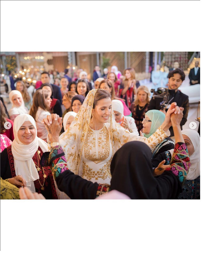 Rajwa Al Saif merupakan warga negara Arab Saudi. Ayahnya adalah Khalid bin Musaed bin Saif bin Abdulaziz Al Saif, CE0 dari Al Saif Group, sebuah perusahaan swasta yang menyediakan jasa kesehatan, konstruksi hingga keamanan.  Foto: Dok. Instagram queenrania