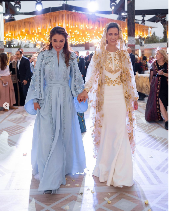 Henna night atau malam henna digelar oleh Ratu Rania dari Yordania untuk calon menantunya Rajwa Al Saif. Rajwa muncul ke publik sebagai calon istri Pangeran Hussein pada Agustus 2022. Saat itu Kerajaan Yordania mengumumkan pertuangan Pangeran Hussein dan Rajwa. Foto: Dok. Instagram queenrania