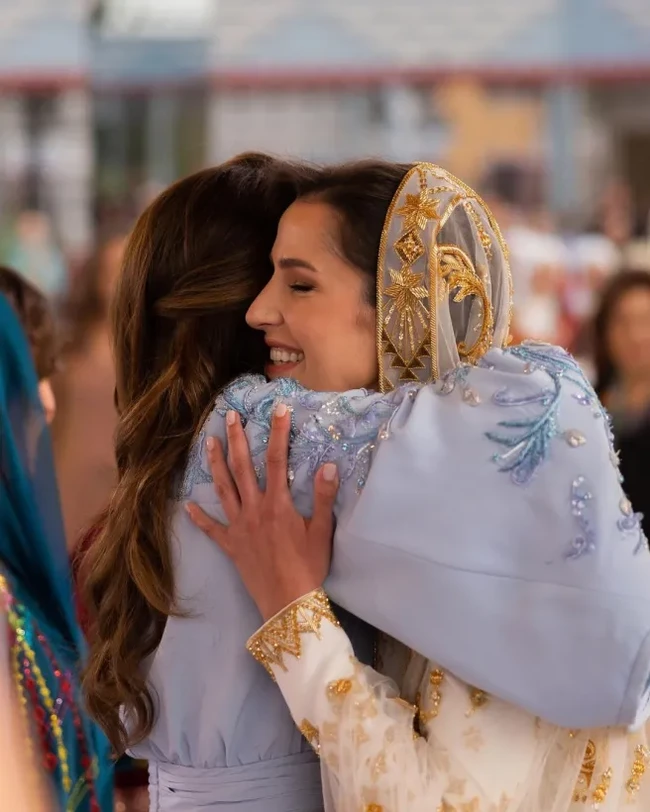 Ibu Rajwa Al Saif, Azza bint Nayef Abdulaziz Ahmed Al Sudairi, juga bukan wanita sembarangan. Sang ibu merupakan bagian dari keluarga Al Sudairi, keluarga yang sama dengan Raja Salman dari Arab Saudi. Sang ibu merupakan sepupu Raja Salman. Foto: Dok. Instagram queenrania