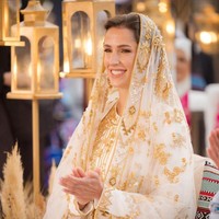Pada malam henna jelang pernikahannya, Rajwa Al Saif mengenakan veil yang dihiasi tujuh bintang. Hiasan itu menurut sang desainer busana Rajwa yaitu Honayda Serafi memiliki makna mendalam. Selain lambang dari bendera Yordania juga simbol dari surat pembuka dalam Al Quran yaitu Al Fatihan yang terdiri dari tujuh ayat. Foto: Dok. Instagram queenrania