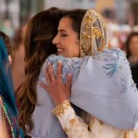 Ibu Rajwa Al Saif, Azza bint Nayef Abdulaziz Ahmed Al Sudairi, juga bukan wanita sembarangan. Sang ibu merupakan bagian dari keluarga Al Sudairi, keluarga yang sama dengan Raja Salman dari Arab Saudi. Sang ibu merupakan sepupu Raja Salman. Foto: Dok. Instagram queenrania