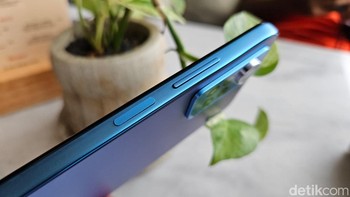 Sisi kanannya terdapat tombol pengaturan volume dan power yang menyatu dengan sensor fingerprint. Foto: Adi Fida Rahman/detikINET
