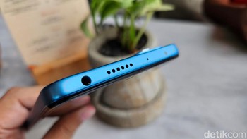 Bagain atasnya terdapat jack audio 3,5 mm, speaker, antena dan IR Blaster. Foto: Adi Fida Rahman/detikINET