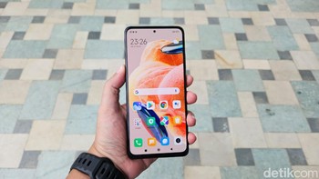 Redmi Note 12 Pro 4G mengusung layar AMOLED berukuran 6,67 inch dengan resolusi Full HD+ dan sudah mendukung refresh rate 120Hz. Layar Redmi Note 12 Pro 4G juga mendukung tingkat kecerahan hingga 1.000 nits bikin layar tetap jelas meski di bawah terik Matahari. Tak kalah pentingnya diberikan dukungan Dolby Vision untuk kenikmatan menonton streaming video. Foto: Adi Fida Rahman/detikINET