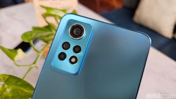 Kamera utama di bagian belakang berukuran 108 MP dengan sensor Samsung HM2. Bersanding dengan kamera ultra-wide 8 MP berpadu dengan sensor makro 2 MP dan depth 2 MP. Sementara di bagian depan terdapat 16 MP. Foto: Adi Fida Rahman/detikINET