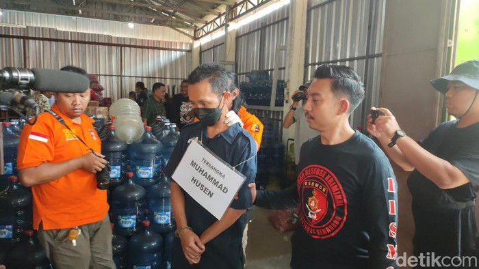 Rekonstruksi kasus mutilasi bos depot air isi ulang dengan tersangka Muhammad Husen (28) di Jalan Mulawarman Raya, Semarang, Rabu (24/5/2023).